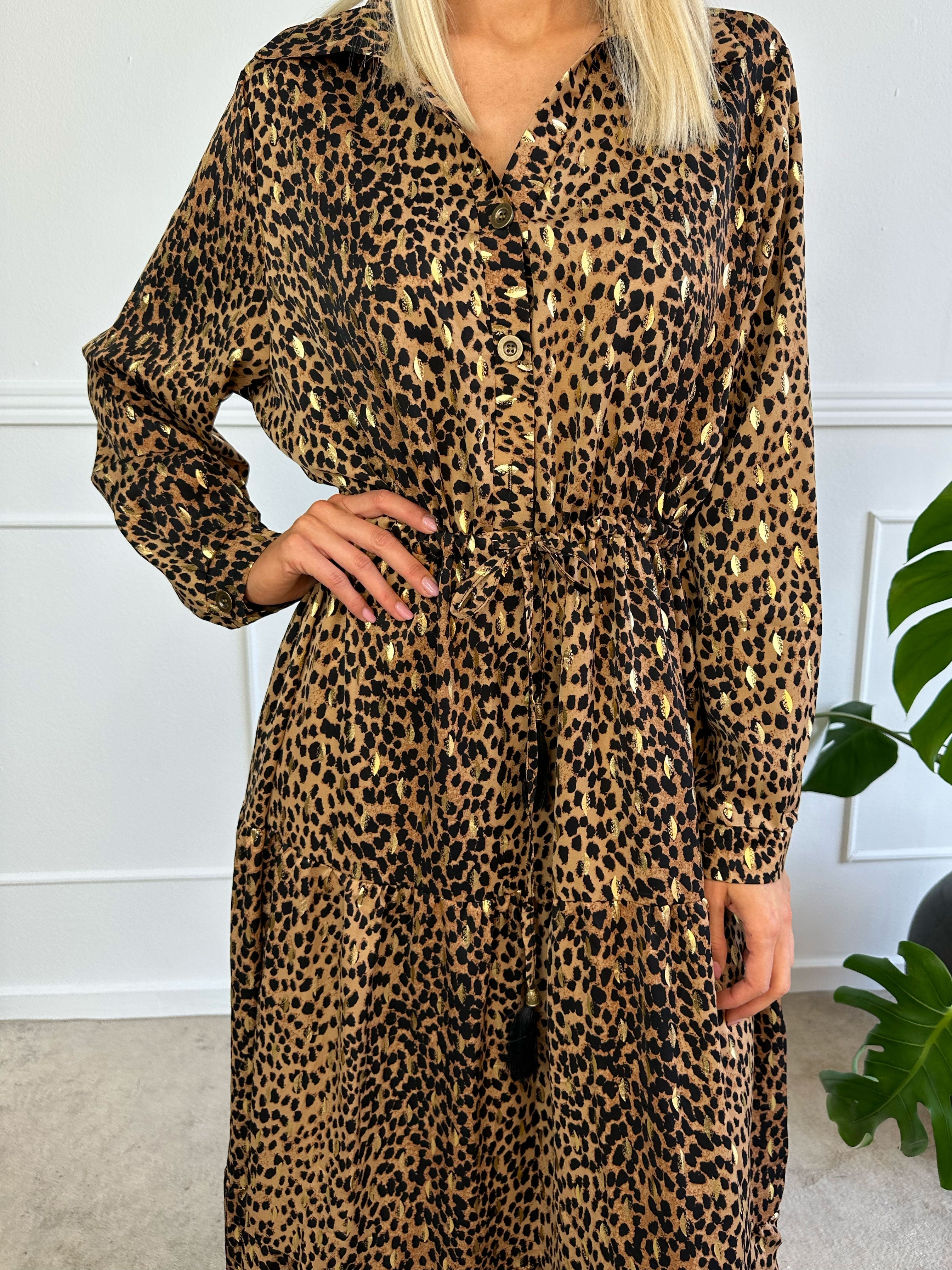 Jamilah - Lång klänning i lager på lager look med gulddetaljer